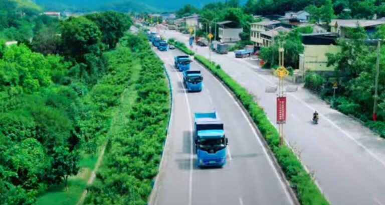yeni-sektor-resmen-faaliyete-gecti-kamyonlarin-biri-girip-biri-cikiyor-PfXO2Xmx.jpg